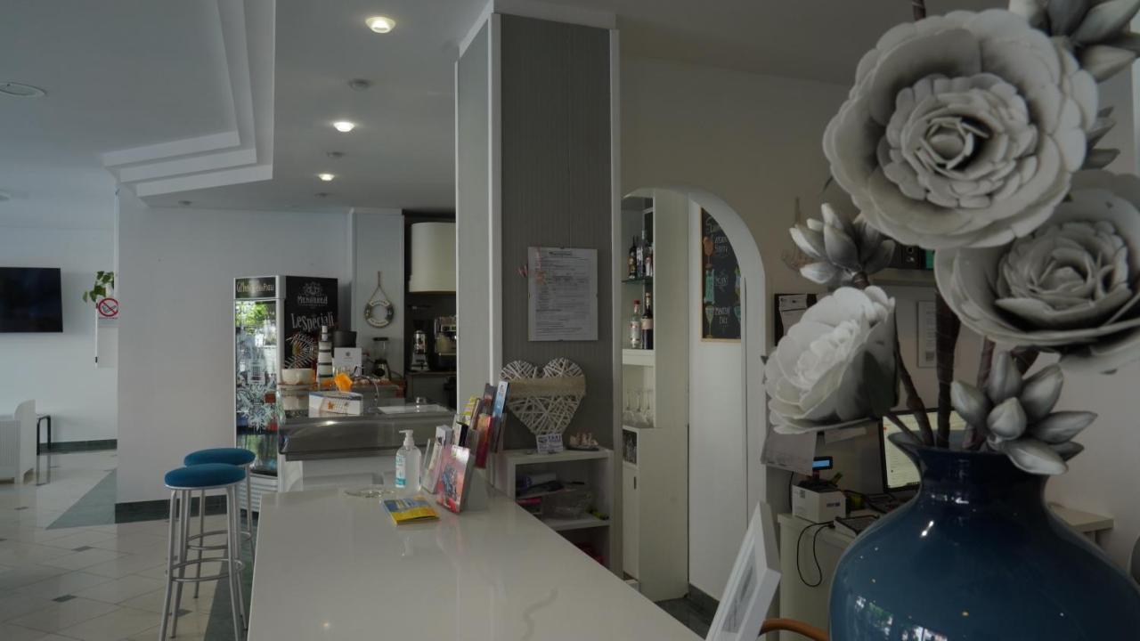 Lively Hotel Bellaria-Igea Marina Buitenkant foto
